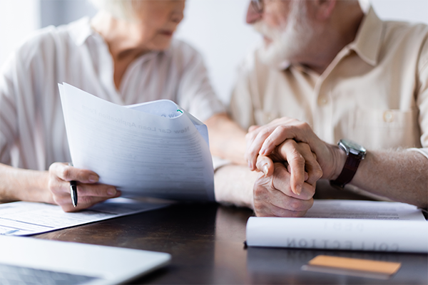 Un couple de seniors touché par une ALD qui font les démarchent administratives.