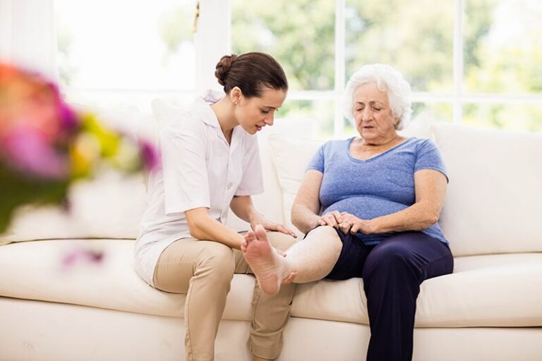 Une femme âgée qui a de la goutte, qui consulte une spécialiste pour son pied