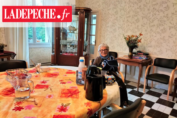Yvette, une colocataire dans la Maison partagée pour seniors à Saint-Martory, est prête pour le petit déjeuner.