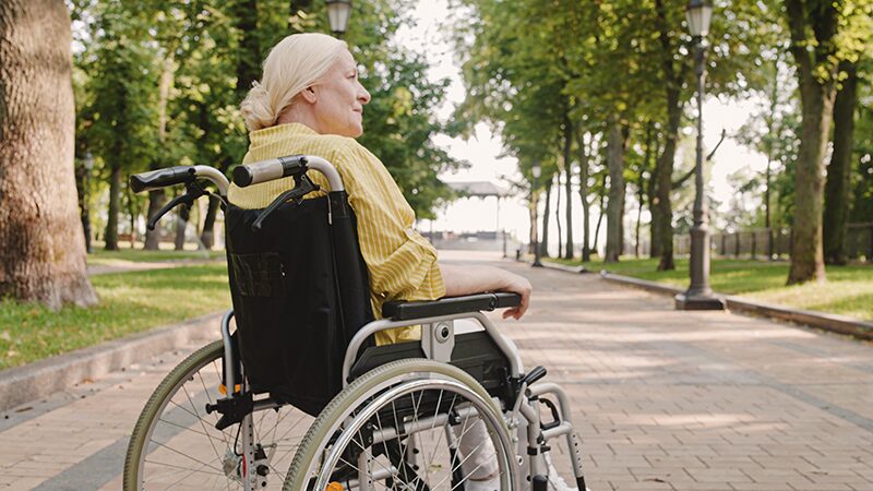 Une femme dans un fauteuil qui a la maladie de Charcot