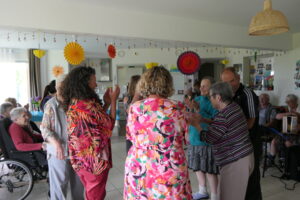 Fêtes de l'été à Silfiac, proches aidants et assistantes de vie dansent avec les seniors