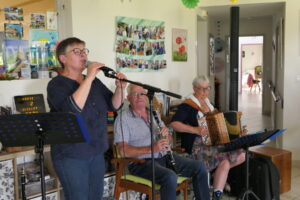 Fêtes de l'été à Silfiac, les musiciens bretons qui chantent 