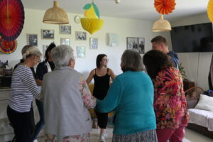 Fêtes de l'été à Silfiac, un cercle de danse dans le hall de la colocation seniors