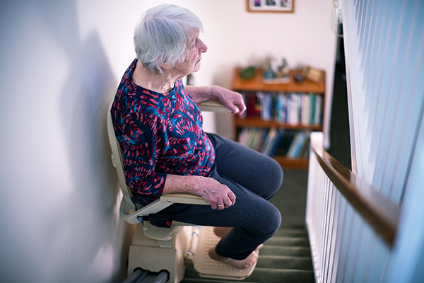 Monte escalier pour personne âgée : tarifs et conseils