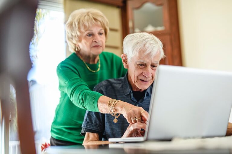 Un couple de personnes âgées qui se renseignent sur le passage de la pension d'invalidité à la pension de retraite